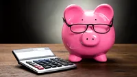 Doar 8,7% dintre români mai reușesc să economisească. Unul din patru își consumă economiile pentru cheltuielile de bază