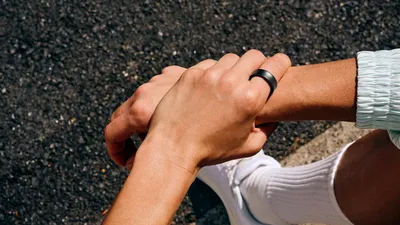 A apărut primul unboxing cu Galaxy Ring, inelul inteligent care monitorizează sănătatea