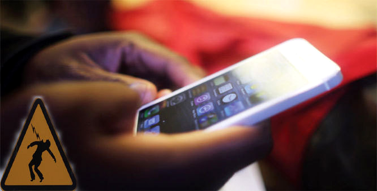 Apple investighează cazul unei femei electrocutate de telefonul iPhone 5