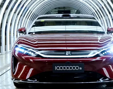 BYD ajunge la 10 milioane de mașini și lansează un sedan electric de 764 CP cu 626 de mile autonomie