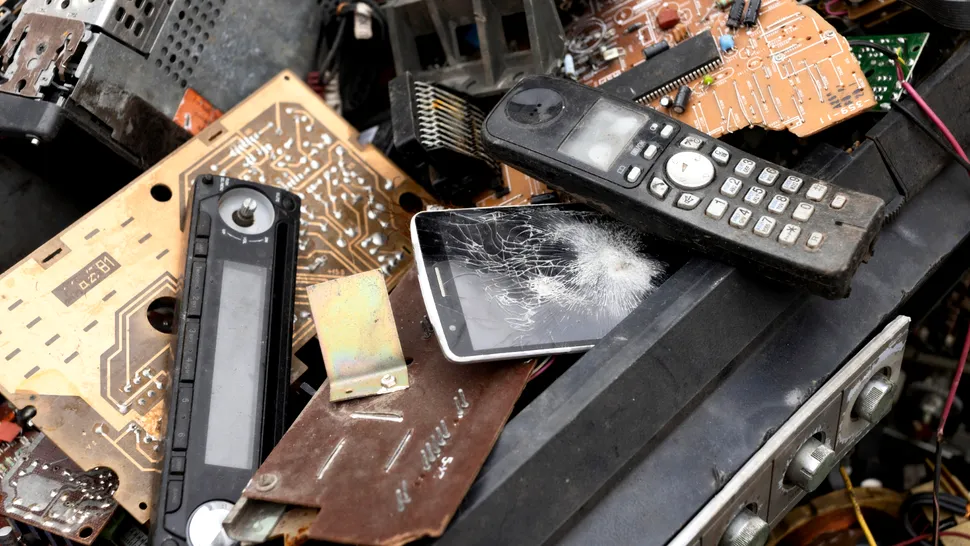 Prăpastia dintre consum și reciclare în UE: europenii cumpără de trei ori mai multe electronice decât predau ca deșeuri