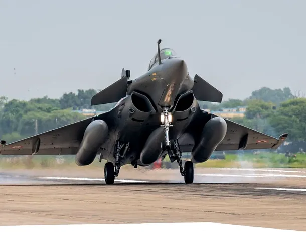 FOTO A înviat din morți: Avionul Rafale pe care Pakistanul a susținut că l-a doborât a reapărut?