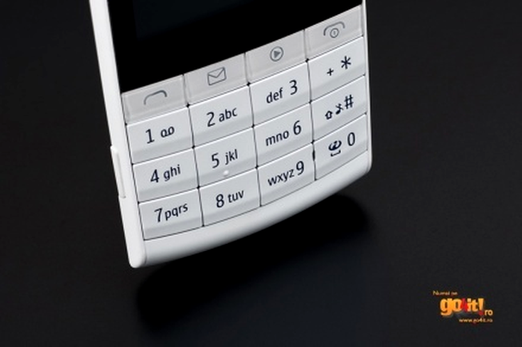 Nokia X3-02 - tastatura cu dispunere diferită a butoanelor