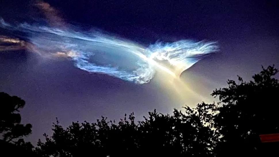 Spectacolul creat pe cerul nopții de o rachetă Falcon 9 a SpaceX