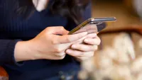 Telefonul mobil îți poate afecta mâinile fără să-ți dai seama. Medicii avertizează asupra afecțiunilor provocate de utilizarea excesivă