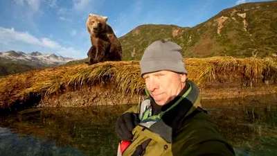 Un bărbat care a încercat să-şi facă un selfie cu un urs în fundal a fost ucis de animal