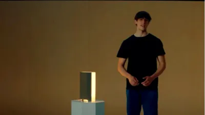 Un tânăr de 19 ani a strâns 11 milioane de dolari pentru un startup. Compania produce un computer cu AI, dar fără ecran
