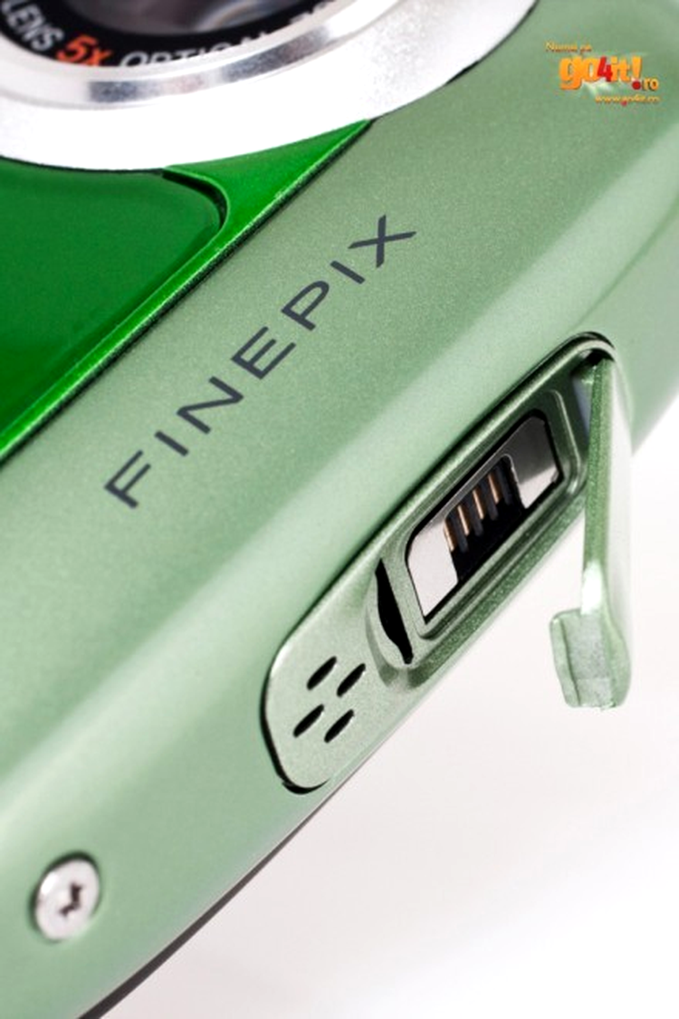FujiFilm FinePix XP10 - portul proprietar