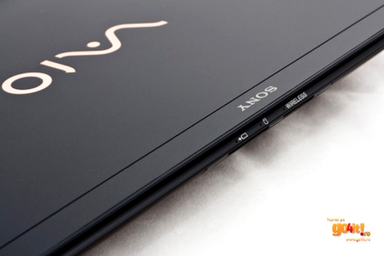 Sony VAIO X - fibră de carbon aproape tăioasă