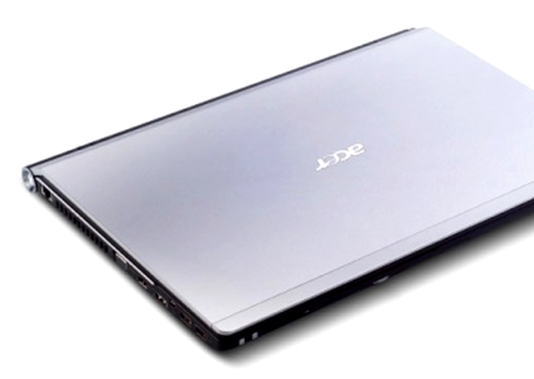 Aspire Ethos 5943G cântăreşte 3,3 kg