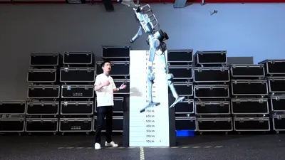 Video - Robotul chinezesc „Superman” aleargă cu 45 km/h și sare doi metri de pe loc. Prototipul, construit în doar trei luni
