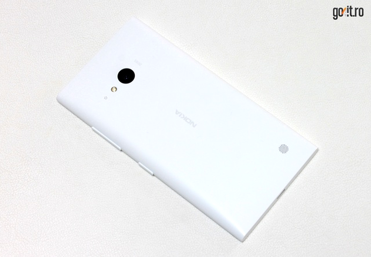 Nokia Lumia 735: un spate neted şi aproape plat