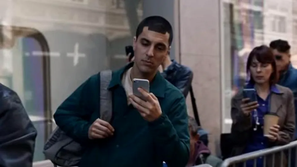 Samsung a ironizat Apple şi cumpărătorii de iPhone într-o nouă reclamă