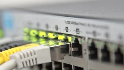 Peste jumătate dintre conexiunile fixe la internet din România permit viteze de peste 100 Mbps [STUDIU]