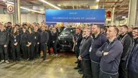 FOTO Jaguar a produs ultima mașină cu motor cu ardere internă / Ultimul SUV F-Pace a ieșit de pe linia de producție din Solihull