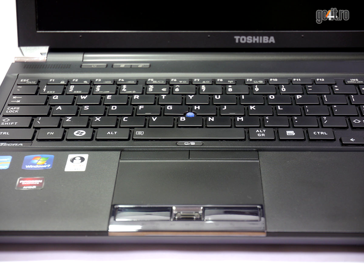 Toshiba Tecra R950 - touchpad-ul şi tastatura cu trackpoint