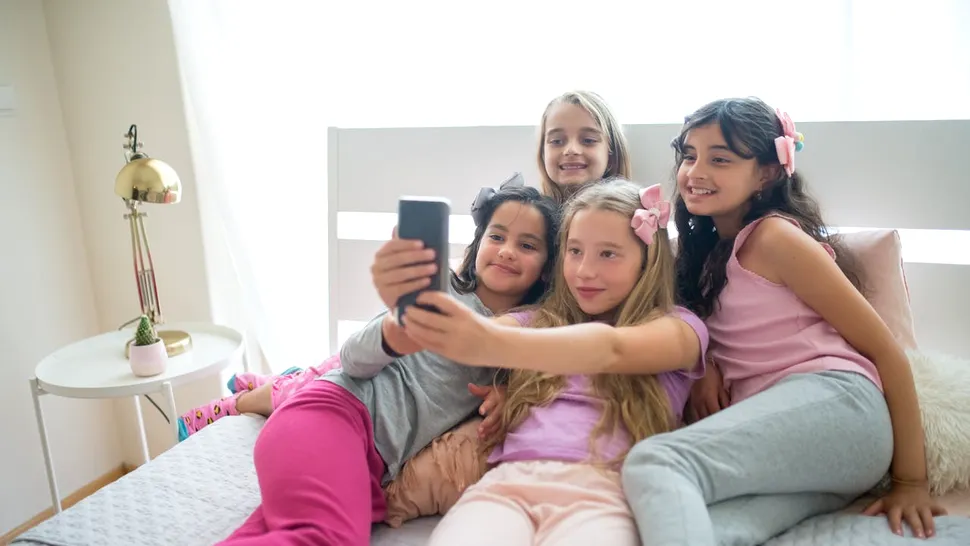 Telefoanele, folosite frecvent pentru calmarea copiilor, pot avea efecte problematice