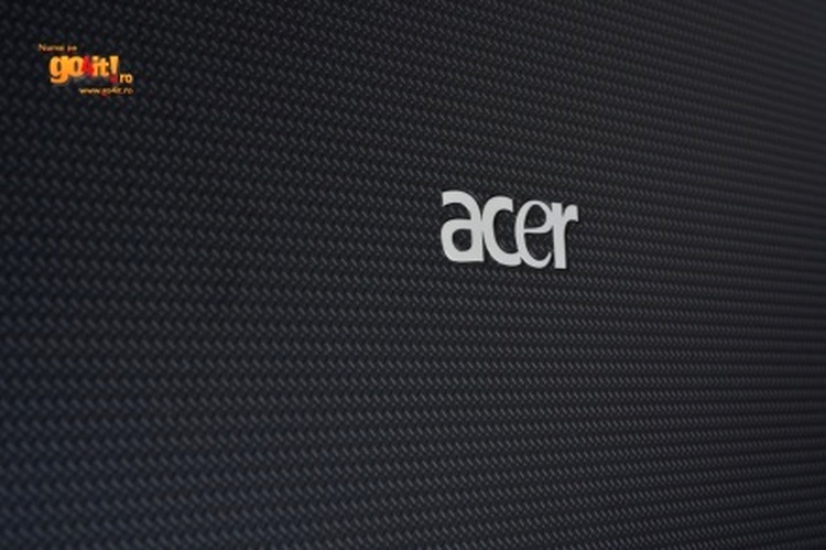 Acer Aspire 7552G - textura capacului din plastic