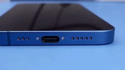 Acest iPhone 13 are mufă USB-C, dar în ciuda modificărilor, este în continuare rezistent la apă. VIDEO