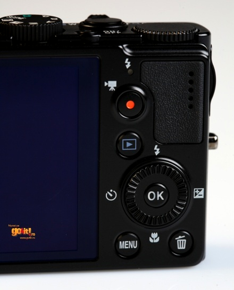 Nikon Coolpix P300 - cu roşu, butonul pentru filmare