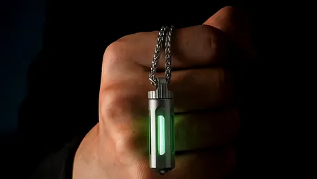 Un breloc din titan de 45 mm luminează 25 de ani fără baterii prin fizica materialelor