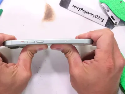 Cât de rezistente sunt iPhone 15 și 15 Plus, noile modele iPhone fără carcasă din Titan