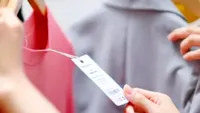 Câte bacterii există, de fapt, pe hainele din magazine. Motivul pentru care trebuie să le speli neapărat după ce le cumperi