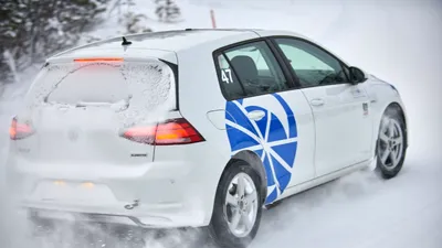 Care sunt riscurile la care vă expuneți dacă mergeți iarna cu anvelope de vară (P)