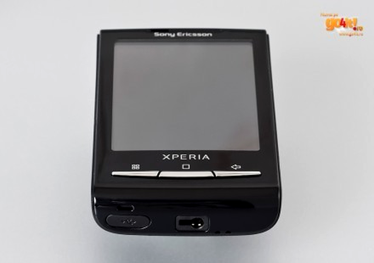 Sony Ericsson Xperia X10 mini - jack-ul de 3,5 mm şi mufa microUSB