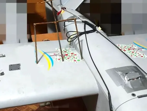 FOTO | Bizar: O dronă ucraineană s-a întors din misiune cu un trident înfipt în ea