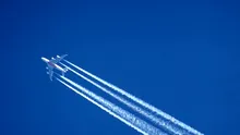 Inteligența artificială ar putea ajuta avioanele să evite emiterea urmelor albe pe cer