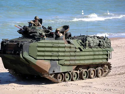 VIDEO | România își sporește forța amfibie la Marea Neagră: Militarii români se instruiesc pe vehicule AAV-7 alături de SUA