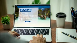 Fraudă pe Booking: hackerii se folosesc de datele reale ale turiștilor pentru a le fura banii