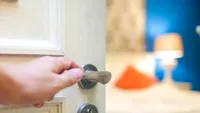 De ce e bine să dormi mereu cu ușa închisă la dormitor. Obiceiul care îți poate salva viața în orice moment