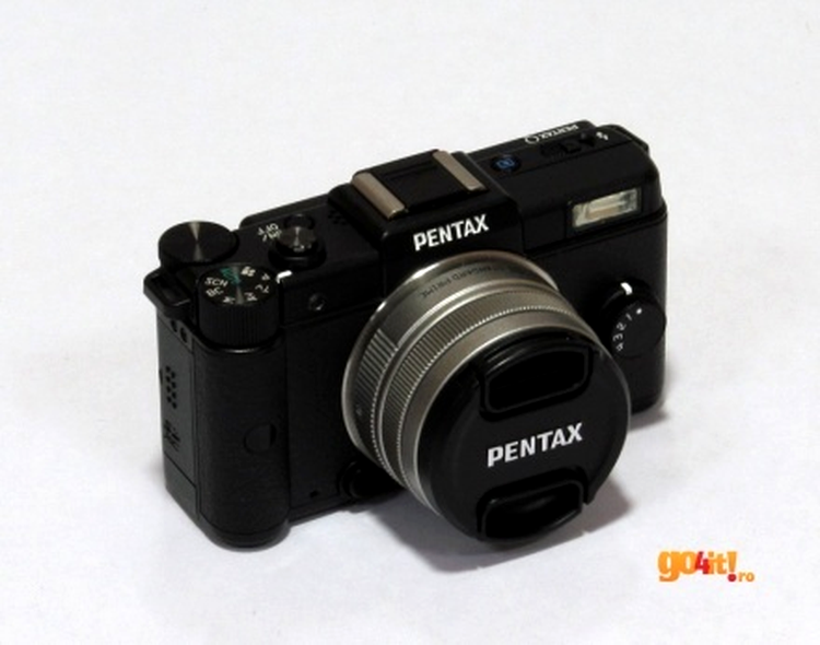 Pentax Q - cel mai mic cu obiective detaşabile