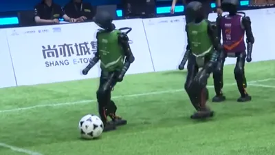 China a găzduit primul meci de fotbal cu roboți AI complet autonomi. Unul din ei a fost scos pe targă - VIDEO