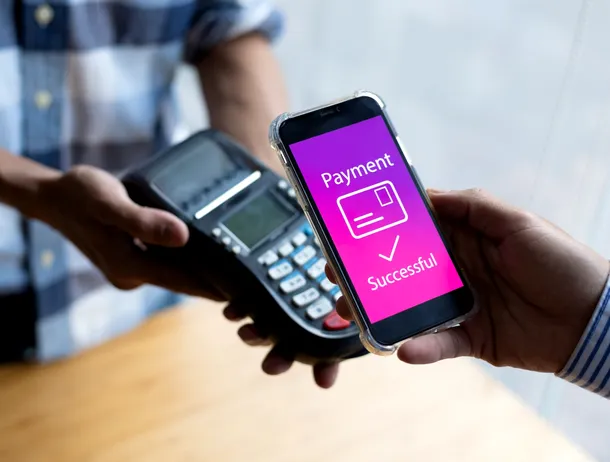 Revolut face modificări – poate închide contul la solicitarea autorităților și poate folosi banii din alt cont