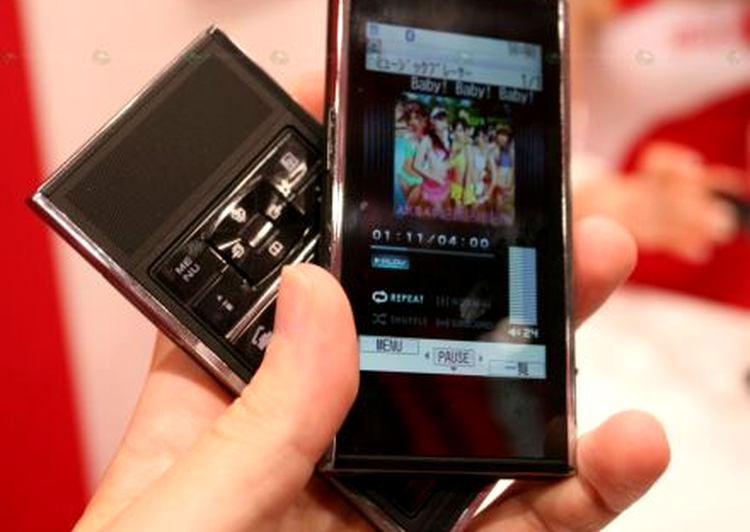Un telefon din două părţi, conectate prin magneţi