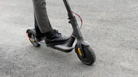 Studiu: Utilizatorii de trotinete electrice au un risc de trei ori mai mare de leziuni cerebrale decât motocicliștii