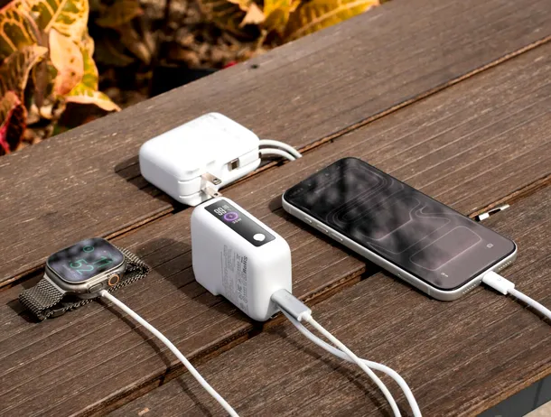 Lisen a lansat un nou încărcător 3-în-1 de 35 W, cu cablu și afișaj încorporate