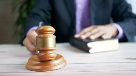 Bănuind că instanța folosește IA, un reclamant a inserat instrucțiuni ascunse în documentele judiciare, cerând IA să îi susțină