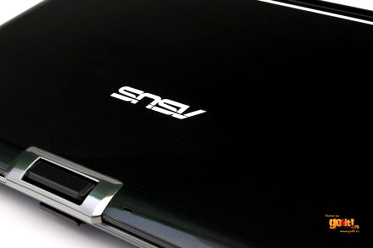 Asus M70 – plastic de calitate şi finisaje bine realizate