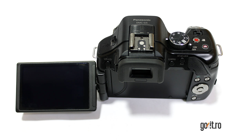 Panasonic Lumix G5 - ecranul rabatabil şi setul de butoane oferite