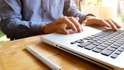 e-Factura devine opțională pentru drepturi de autor: legea promulgată de Nicușor Dan