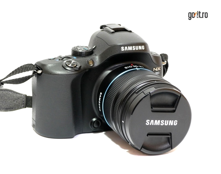 Samsung NX20 stă destul de bine în mănâ