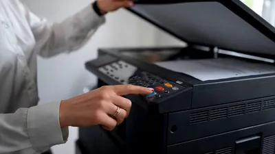 Anchetă pe piața echipamentelor de imprimare și a camerelor video din România: Konica Minolta și General Systems, suspectate de înțelegeri anticoncurențiale