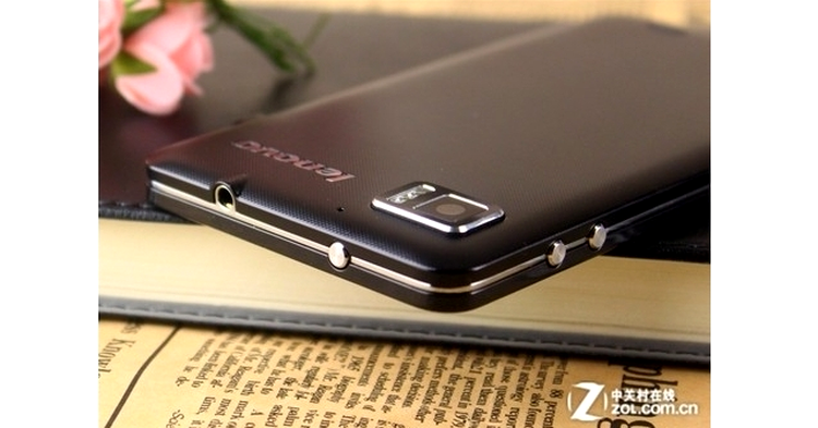 Lenovo IdeaPhone K860 are cameră foto de 8 MP