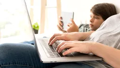 Cele mai dăunătoare activități pentru mediu pe care le fac utilizatorii de internet în 2026