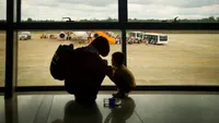 Vacanța familiei se poate opri chiar înainte de îmbarcare. Un singur document lipsă îi ține pe minori în țară