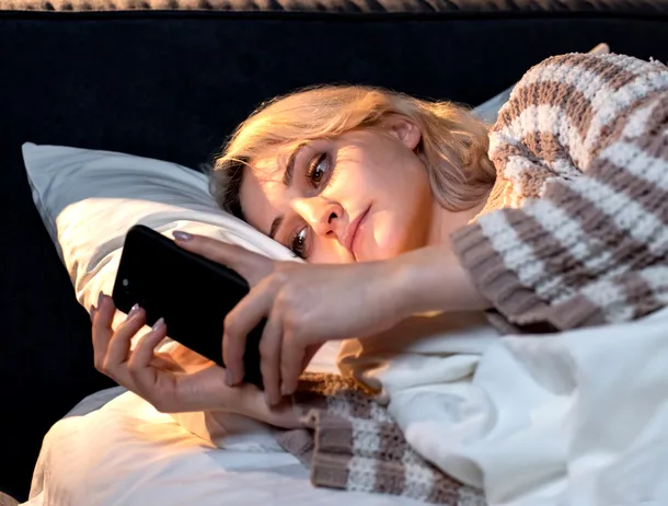 Relațiile de cuplu, afectate grav: De ce a devenit smartphone-ul principalul inamic al intimității în dormitor